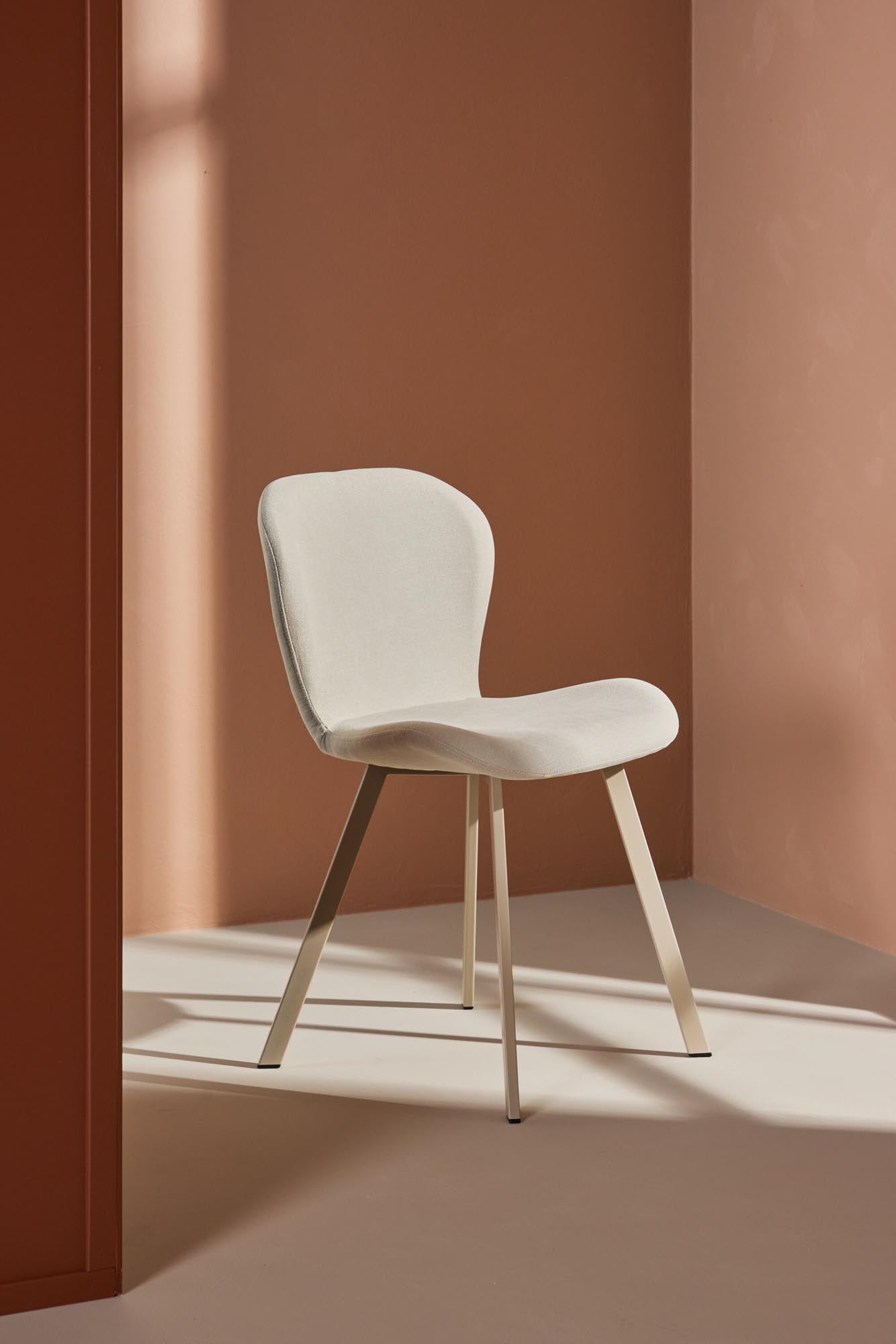 Der Lilja Esszimmerstuhl besticht durch zeitlose Eleganz und hohen Komfort, ideal für stilvolle und gemütliche Essbereiche.