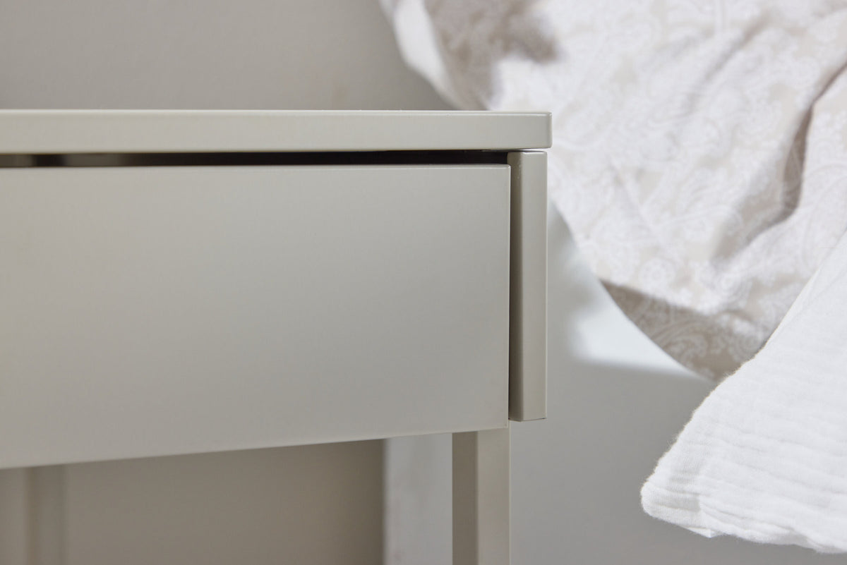 Bakal Nachttisch in Beige präsentiert im Onlineshop von KAQTU Design AG. Nachttisch ist von Venture Home