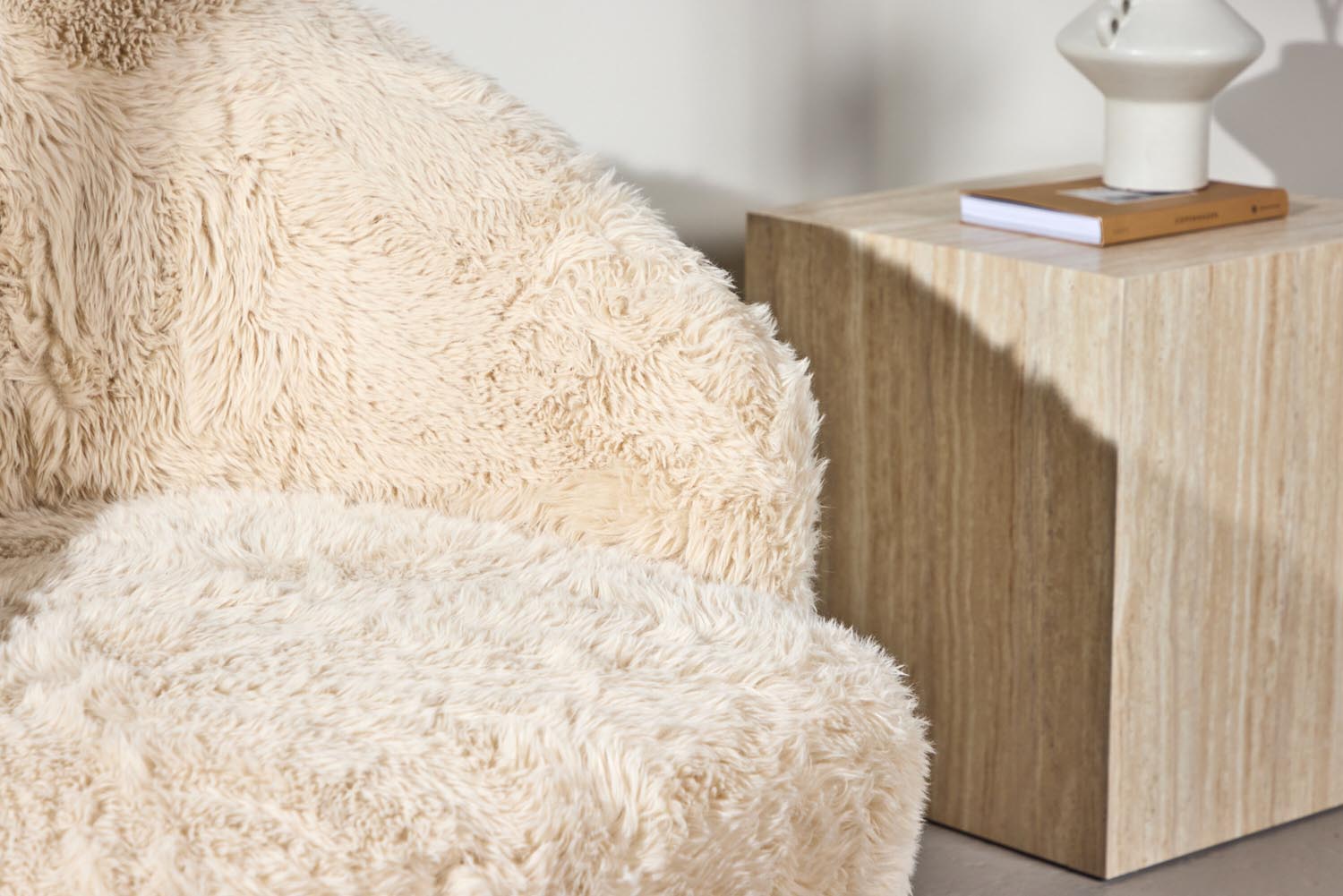 Astru Armlehnstuhl in Beige präsentiert im Onlineshop von KAQTU Design AG. Stuhl mit Armlehne ist von Venture Home