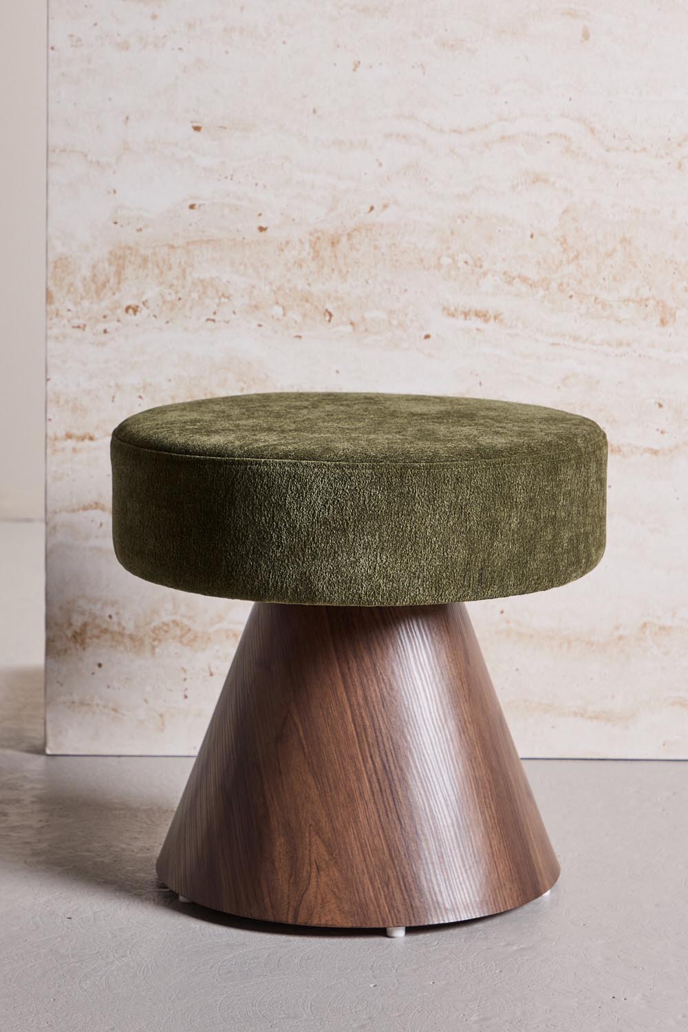 Lanzo Pouf in Grün präsentiert im Onlineshop von KAQTU Design AG. Pouf ist von Venture Home