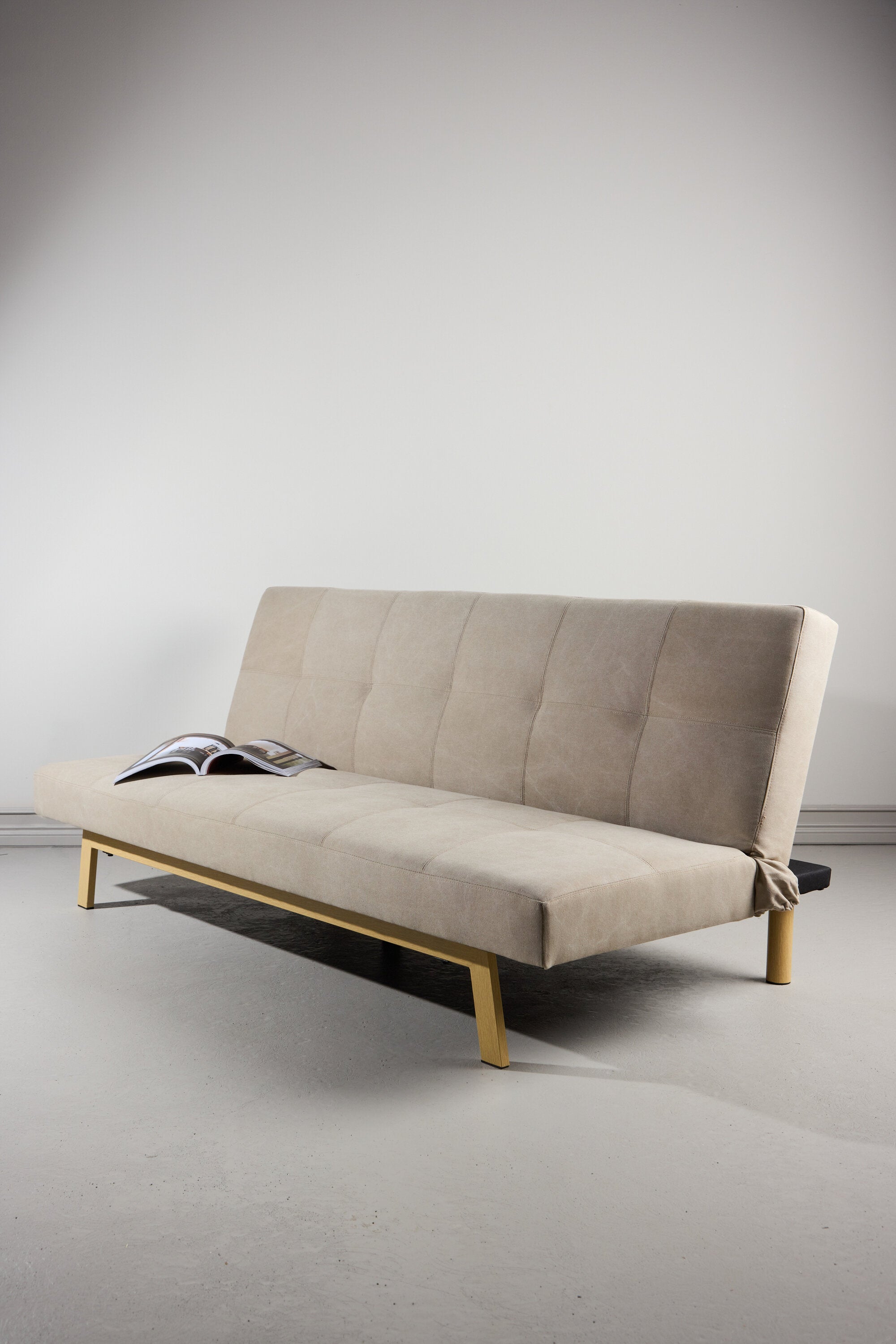 Bodil Folding Bed in Beige präsentiert im Onlineshop von KAQTU Design AG. Bettsofa ist von Venture Home