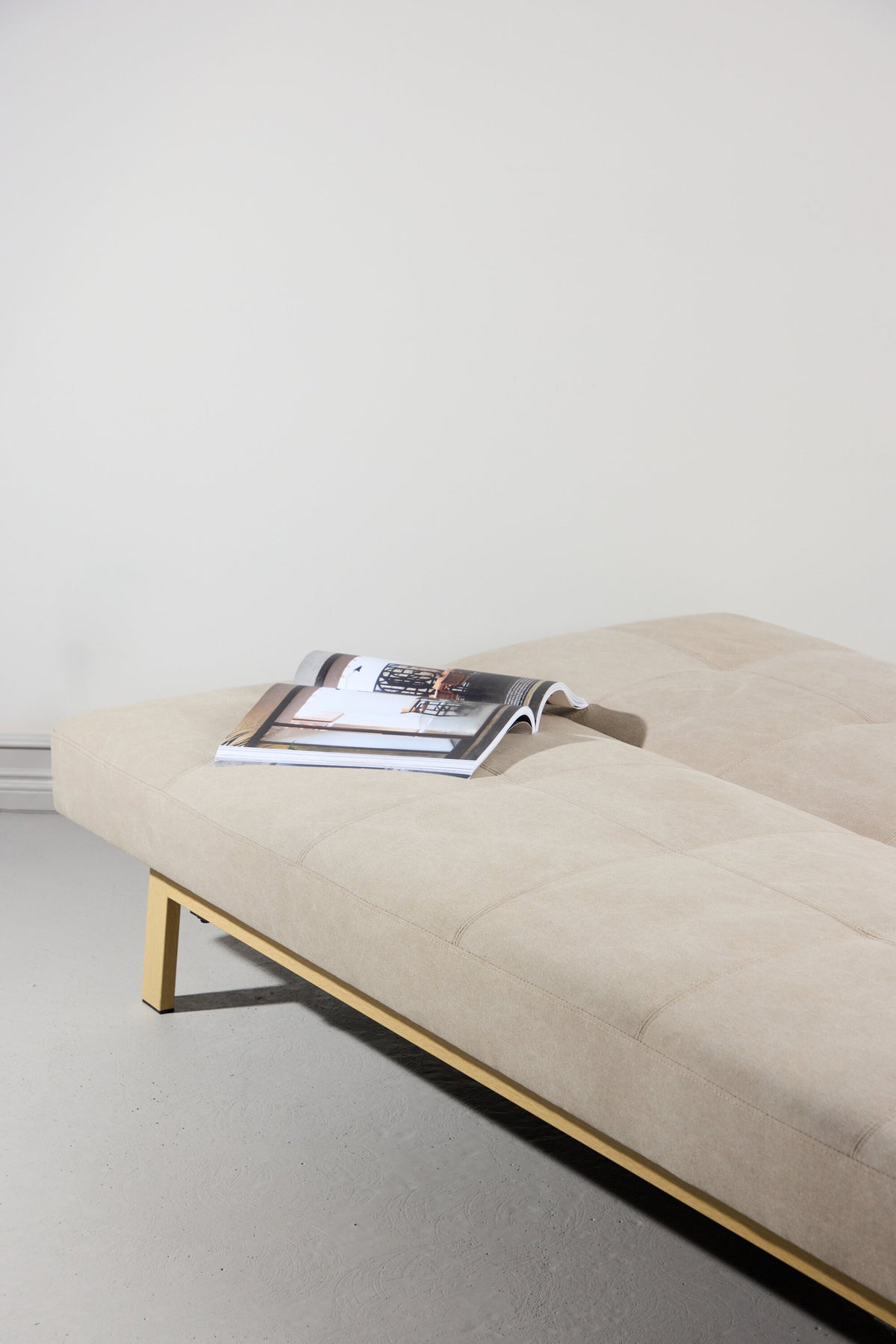 Bodil Folding Bed in Beige präsentiert im Onlineshop von KAQTU Design AG. Bettsofa ist von Venture Home