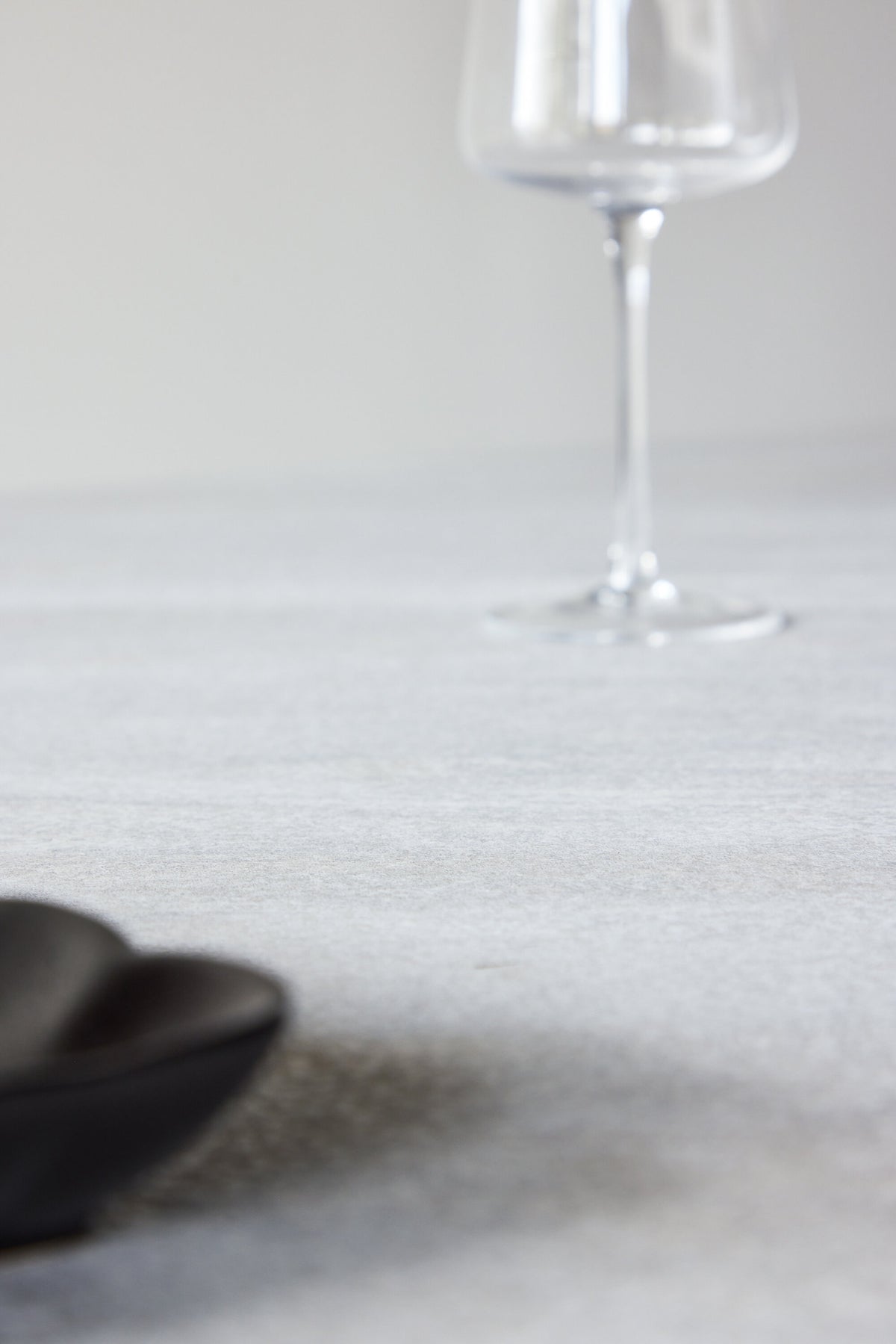 Cael Esstisch in Hellgrau präsentiert im Onlineshop von KAQTU Design AG. Esstisch ist von Venture Home