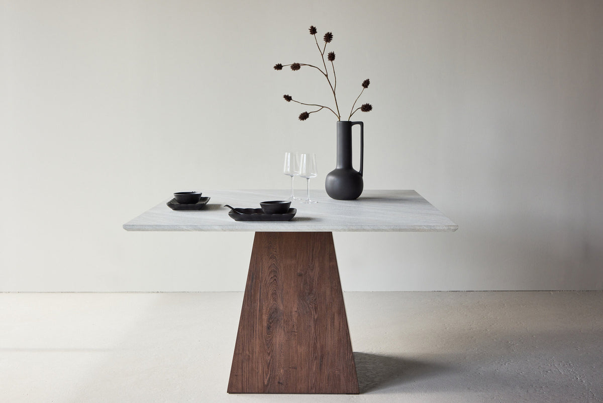 Cael Esstisch in Hellgrau präsentiert im Onlineshop von KAQTU Design AG. Esstisch ist von Venture Home