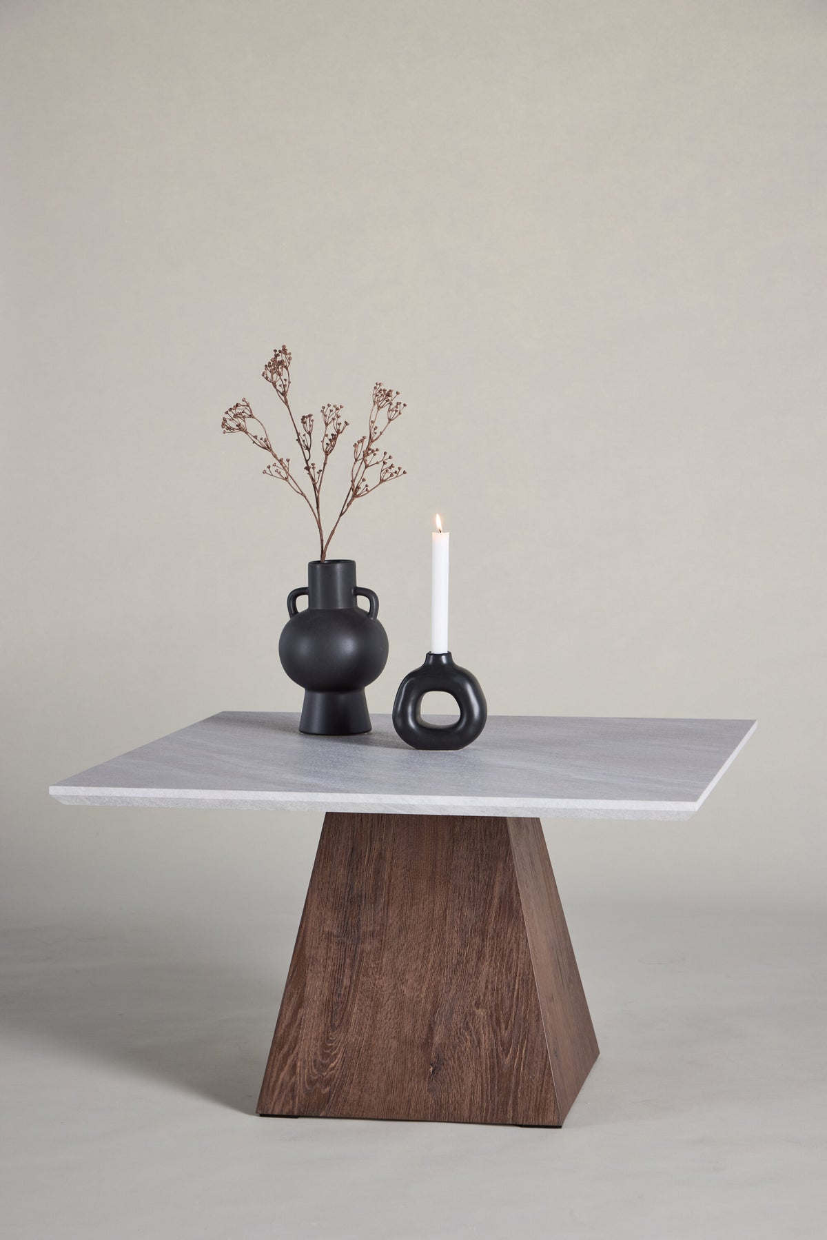 Cael Sofatisch in Hellgrau präsentiert im Onlineshop von KAQTU Design AG. Beistelltisch ist von Venture Home