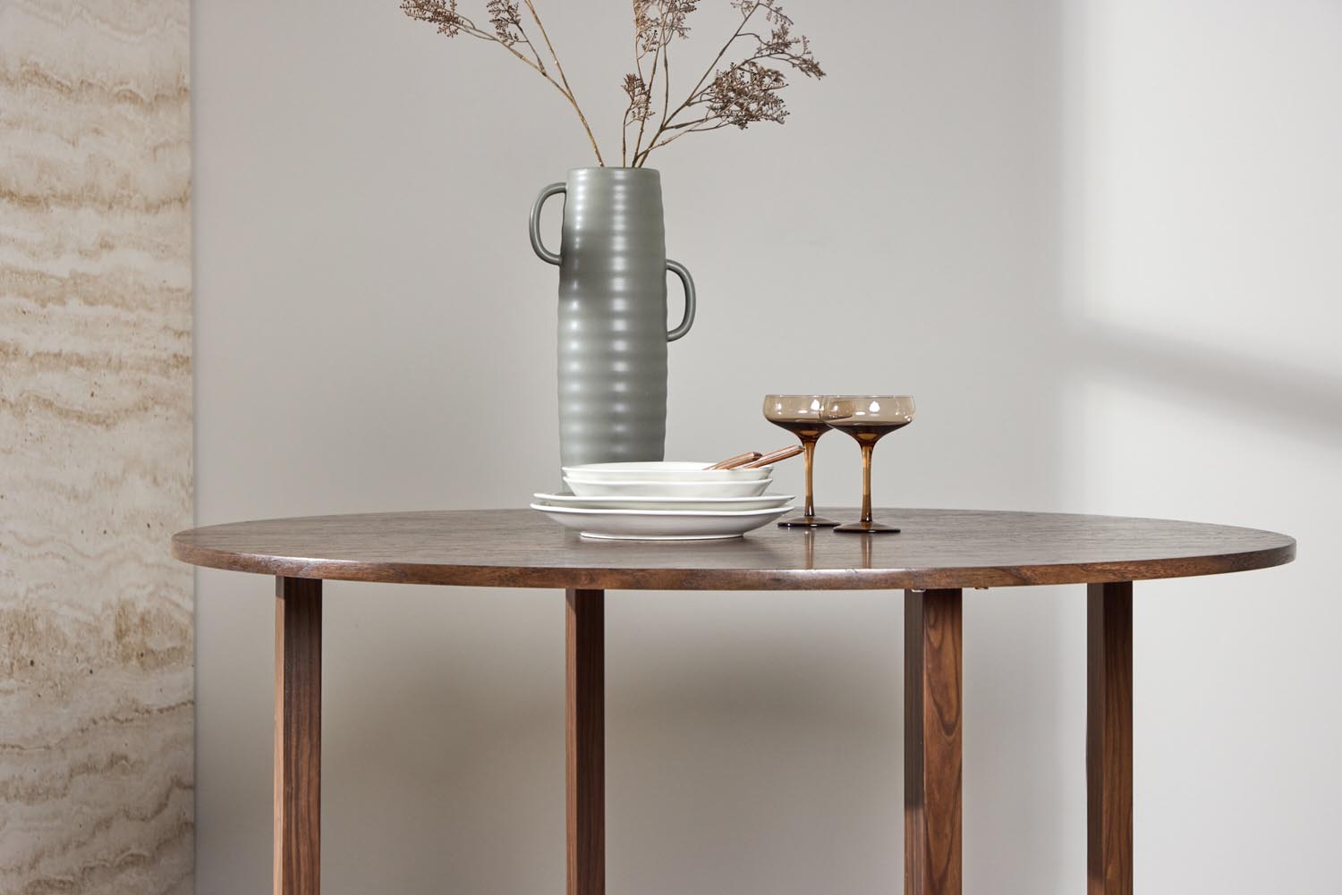 Durango Esstisch rund in Walnuss präsentiert im Onlineshop von KAQTU Design AG. Esstisch ist von Venture Home