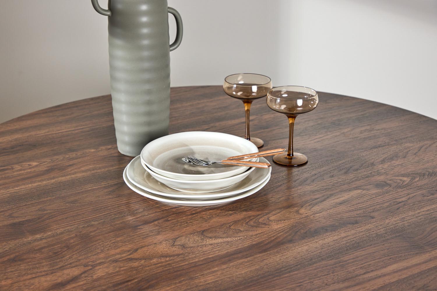 Durango Esstisch rund in Walnuss präsentiert im Onlineshop von KAQTU Design AG. Esstisch ist von Venture Home