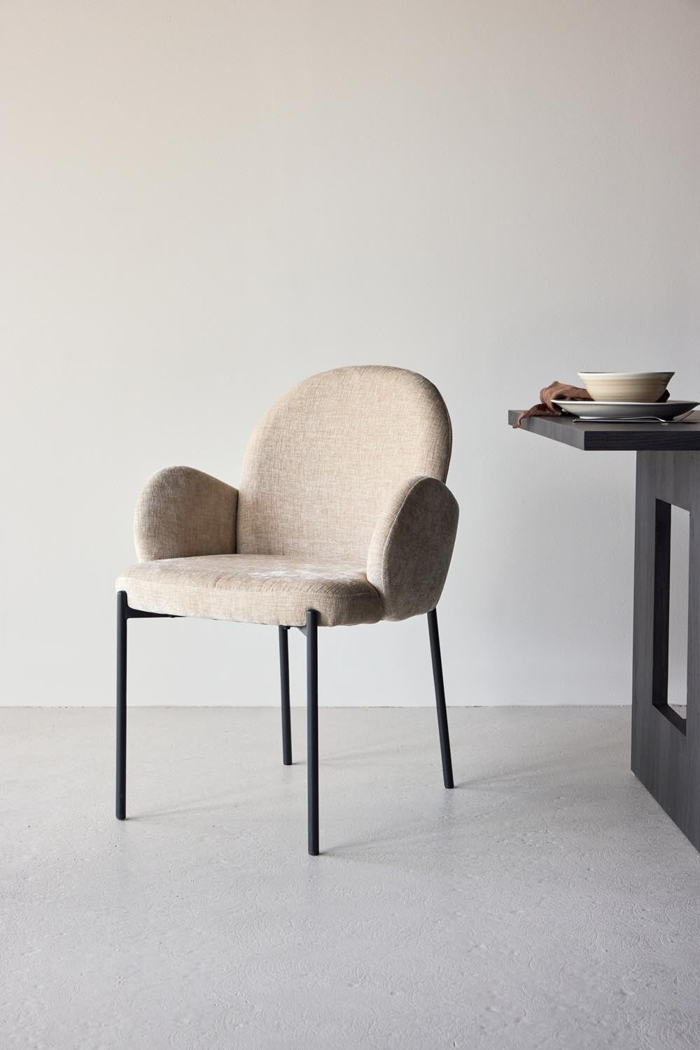 Blom Esszimmerstuhl in Beige präsentiert im Onlineshop von KAQTU Design AG. Stuhl mit Armlehne ist von Venture Home