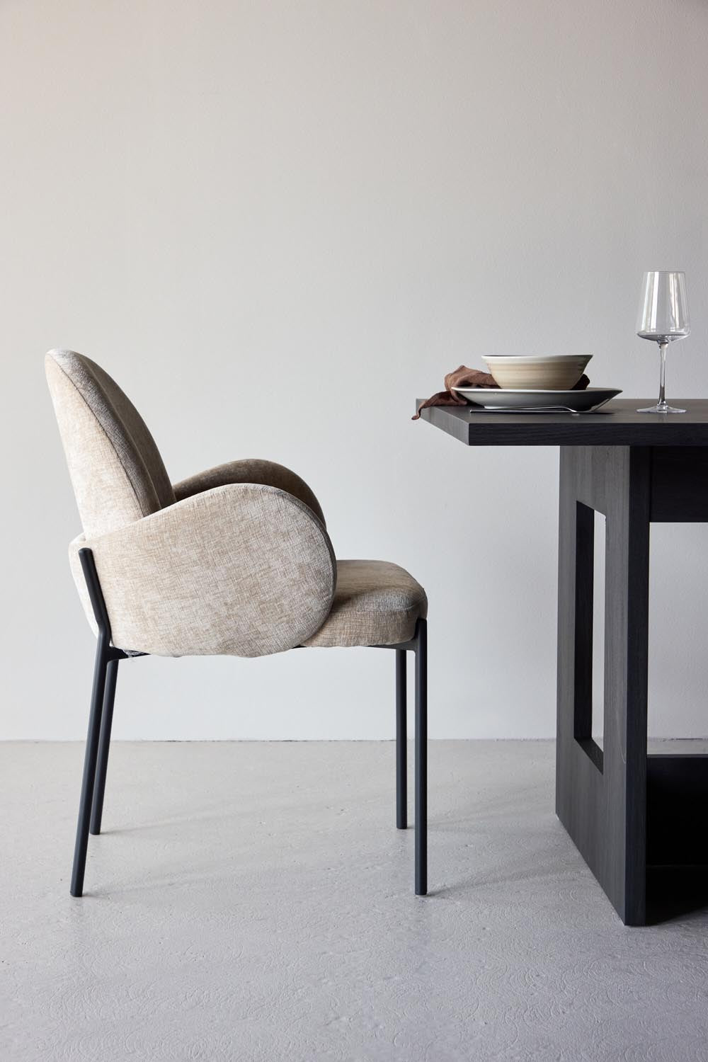 Blom Esszimmerstuhl in Beige präsentiert im Onlineshop von KAQTU Design AG. Stuhl mit Armlehne ist von Venture Home