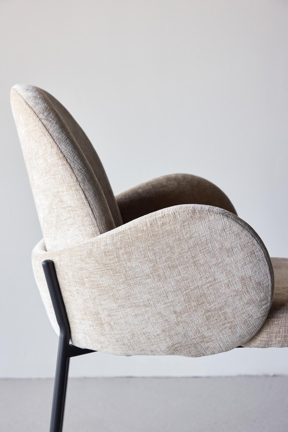 Blom Esszimmerstuhl in Beige präsentiert im Onlineshop von KAQTU Design AG. Stuhl mit Armlehne ist von Venture Home