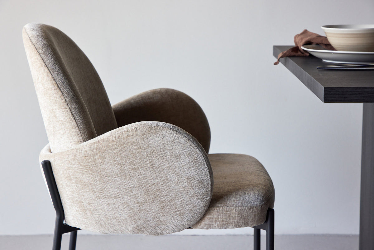 Blom Esszimmerstuhl in Beige präsentiert im Onlineshop von KAQTU Design AG. Stuhl mit Armlehne ist von Venture Home