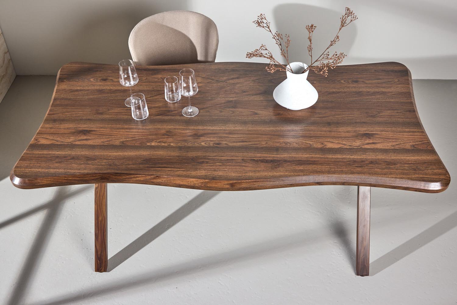 Fiona Esstisch in Walnuss präsentiert im Onlineshop von KAQTU Design AG. Esstisch ist von Venture Home