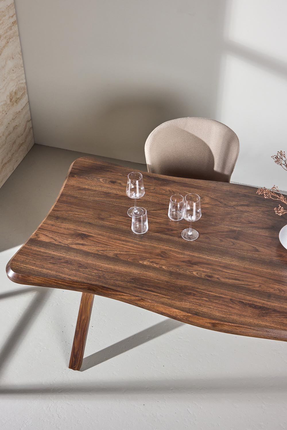 Fiona Esstisch in Walnuss präsentiert im Onlineshop von KAQTU Design AG. Esstisch ist von Venture Home