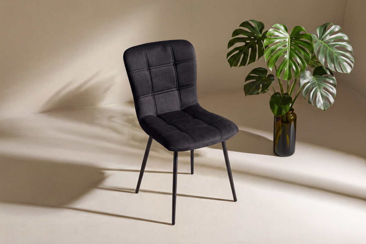 Punsch Esszimmerstuhl in Schwarz präsentiert im Onlineshop von KAQTU Design AG. Stuhl ist von Venture Home