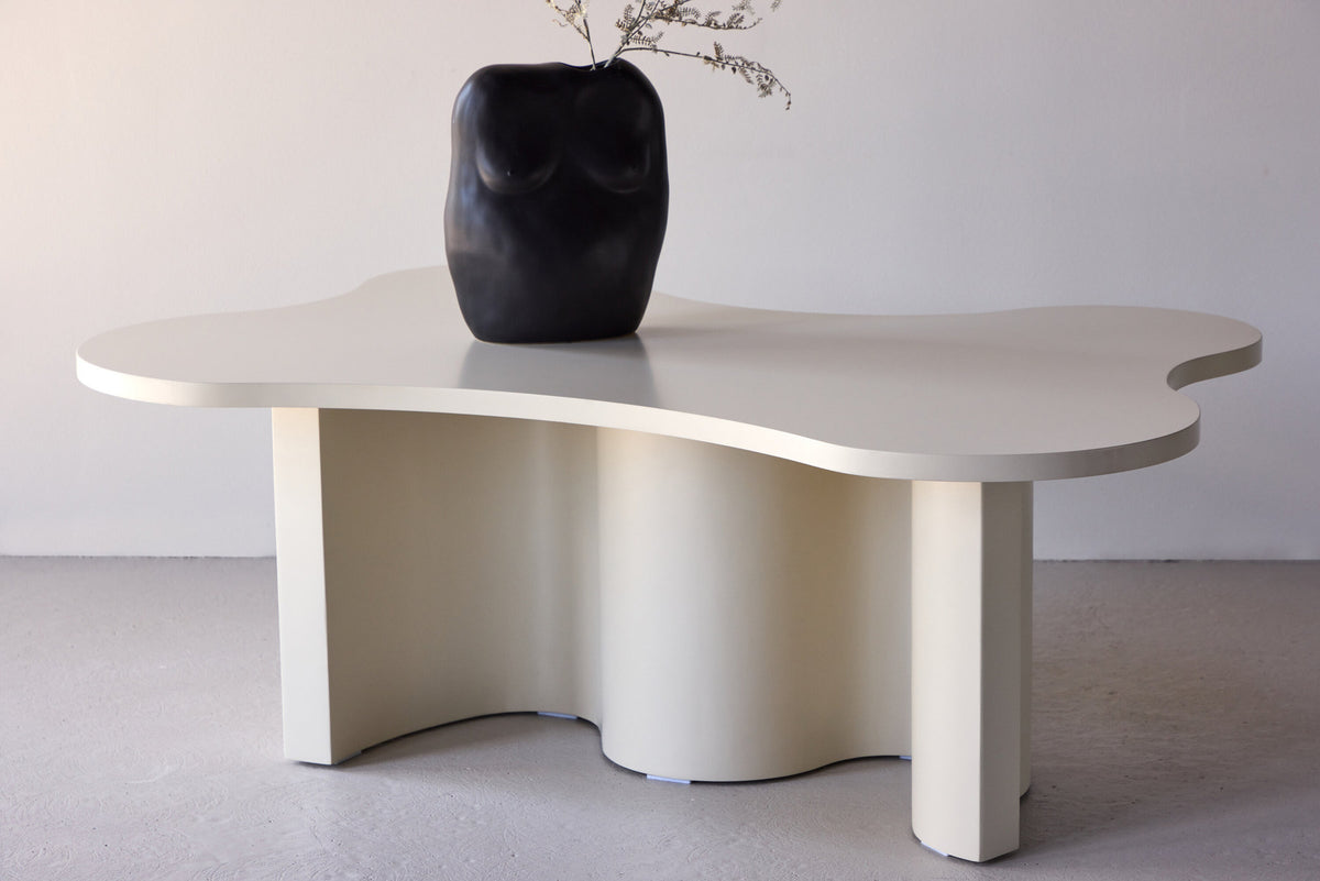Flow Sofatisch in Beige präsentiert im Onlineshop von KAQTU Design AG. Beistelltisch ist von Venture Home