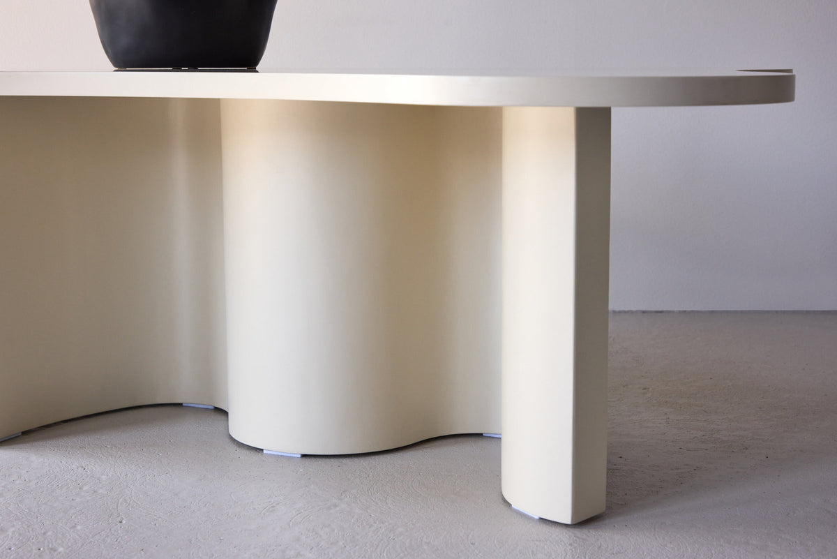 Flow Sofatisch in Beige präsentiert im Onlineshop von KAQTU Design AG. Beistelltisch ist von Venture Home