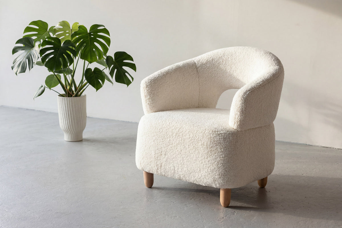 Moglas Sessel in Weiss präsentiert im Onlineshop von KAQTU Design AG. Sessel mit Armlehnen ist von Venture Home