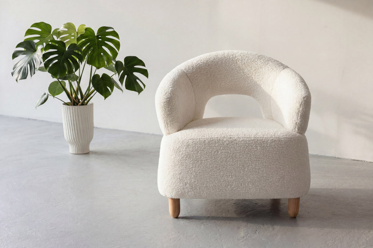 Moglas Sessel in Weiss präsentiert im Onlineshop von KAQTU Design AG. Sessel mit Armlehnen ist von Venture Home