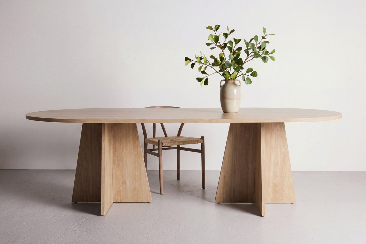 Ovaler Esstisch Bootcut in Eiche mit hellen Beinen, Tischplatte aus MDF mit Furnier, Masse 200x100 cm, freigestellt im Raum.
