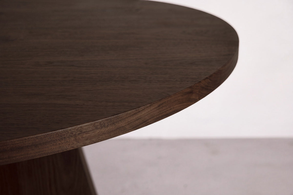 Ovaler Esstisch Bootcut in Mokka-Farbton mit MDF-Tischplatte und furnierten Beinen, Grösse 200x100 cm, Platz für sechs Personen.