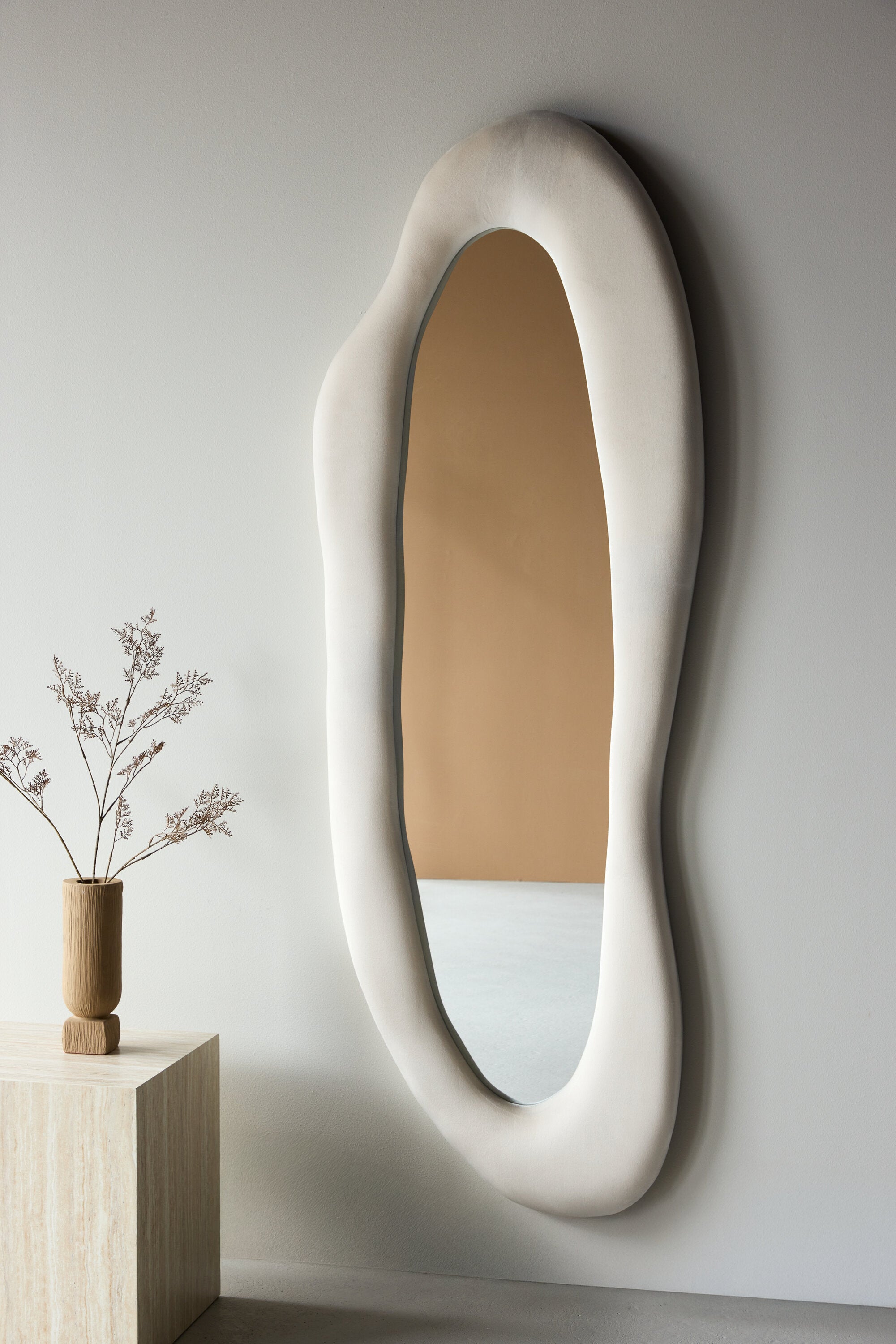 Louiseville Spiegel in Beige präsentiert im Onlineshop von KAQTU Design AG. Standspiegel ist von Venture Home