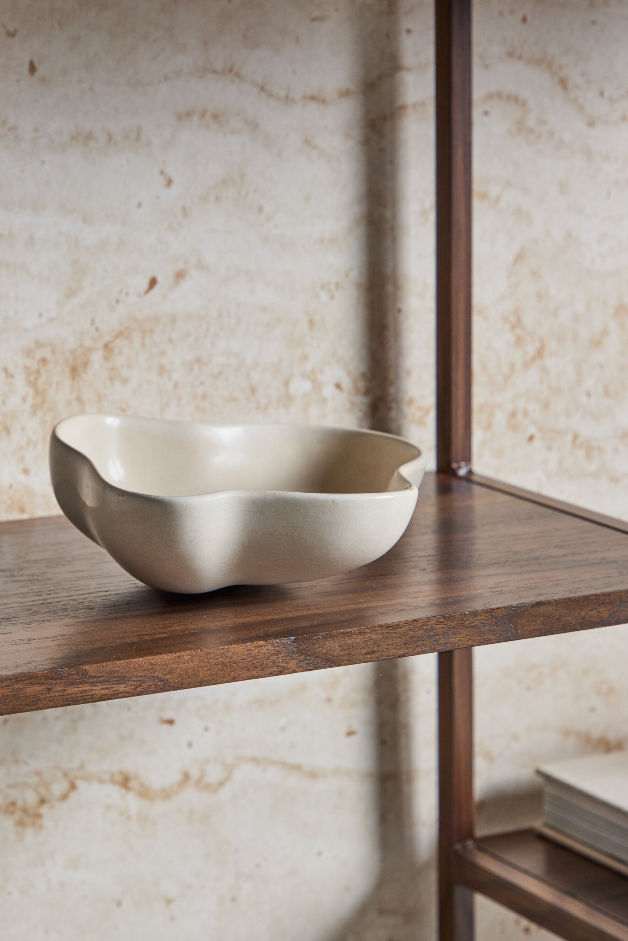 Staal Regal in Walnuss präsentiert im Onlineshop von KAQTU Design AG. Standregal ist von Venture Home