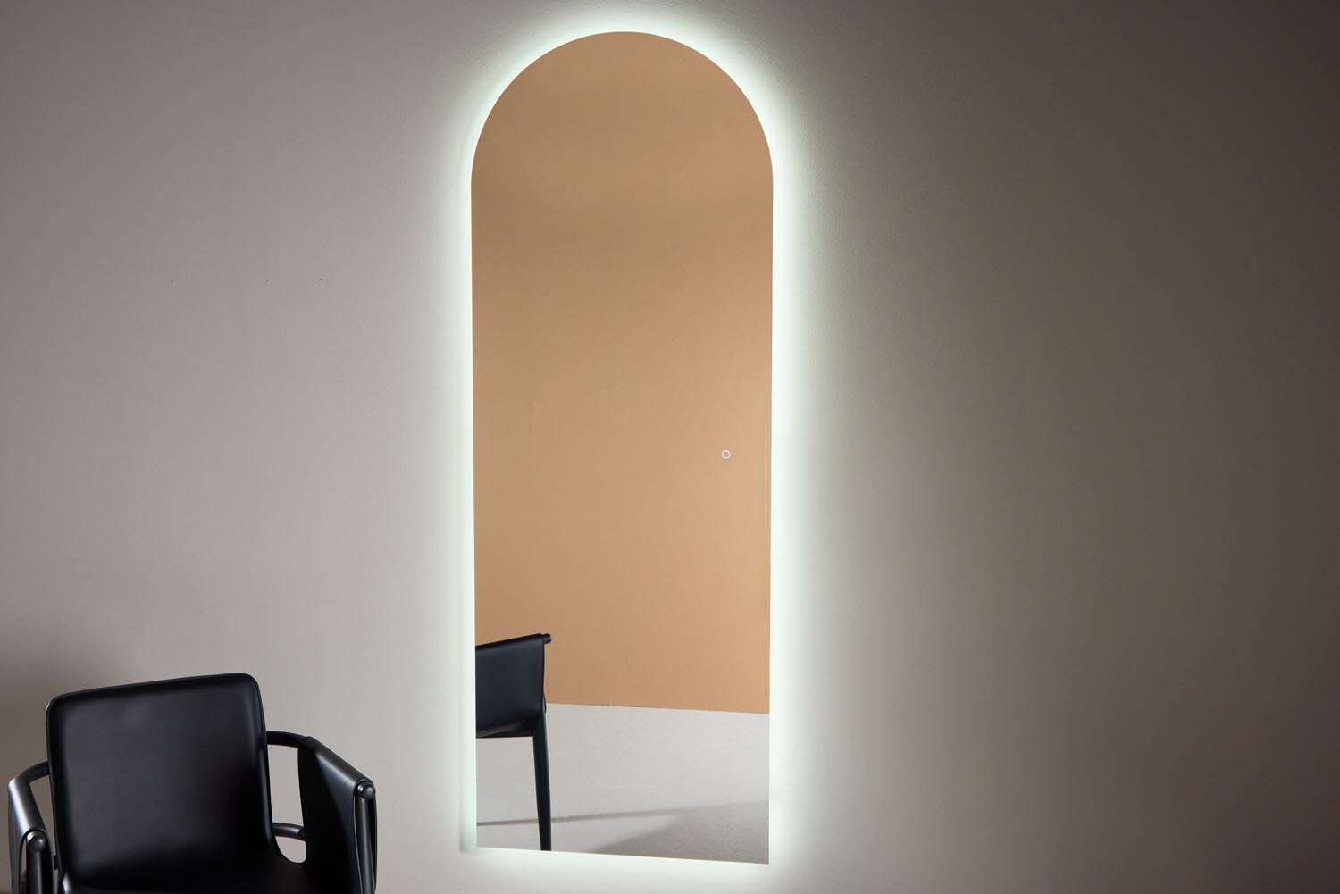 Skeppsvik Spiegel in Silber präsentiert im Onlineshop von KAQTU Design AG. Spiegel ist von Vind