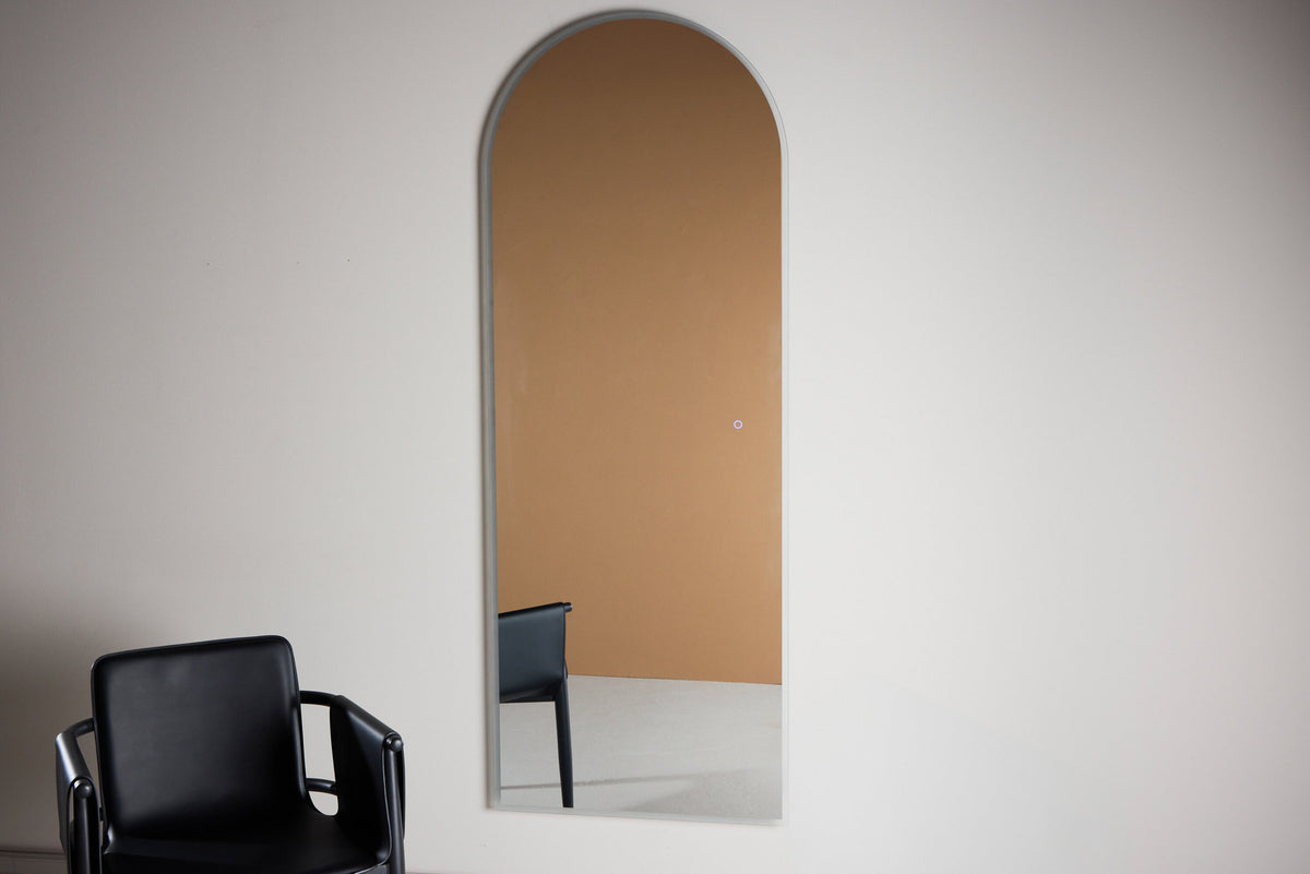 Skeppsvik Spiegel in Silber präsentiert im Onlineshop von KAQTU Design AG. Spiegel ist von Vind
