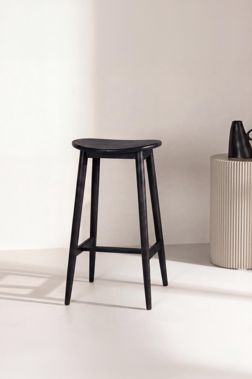 Orust Barhocker in Schwarz präsentiert im Onlineshop von KAQTU Design AG. Barstuhl ist von Vind