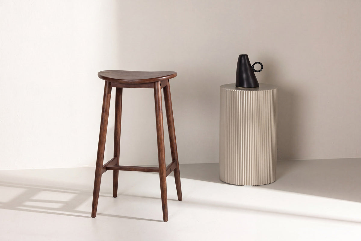 Orust Barhocker in Mokka präsentiert im Onlineshop von KAQTU Design AG. Barstuhl ist von Vind
