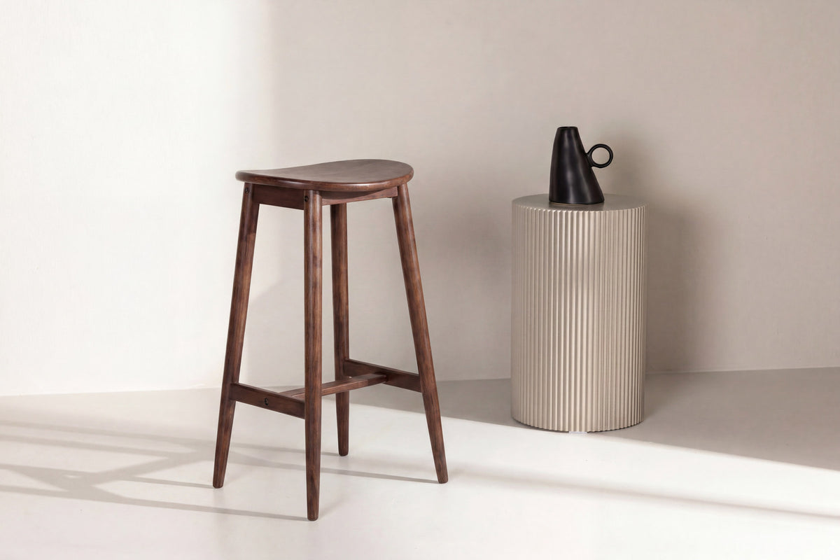 Orust Barhocker in Mokka präsentiert im Onlineshop von KAQTU Design AG. Barstuhl ist von Vind