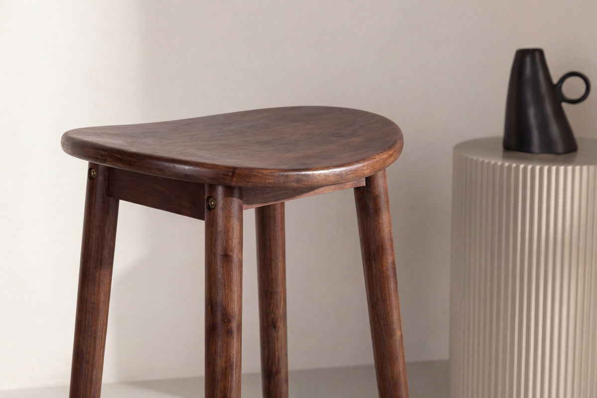 Orust Barhocker in Mokka präsentiert im Onlineshop von KAQTU Design AG. Barstuhl ist von Vind