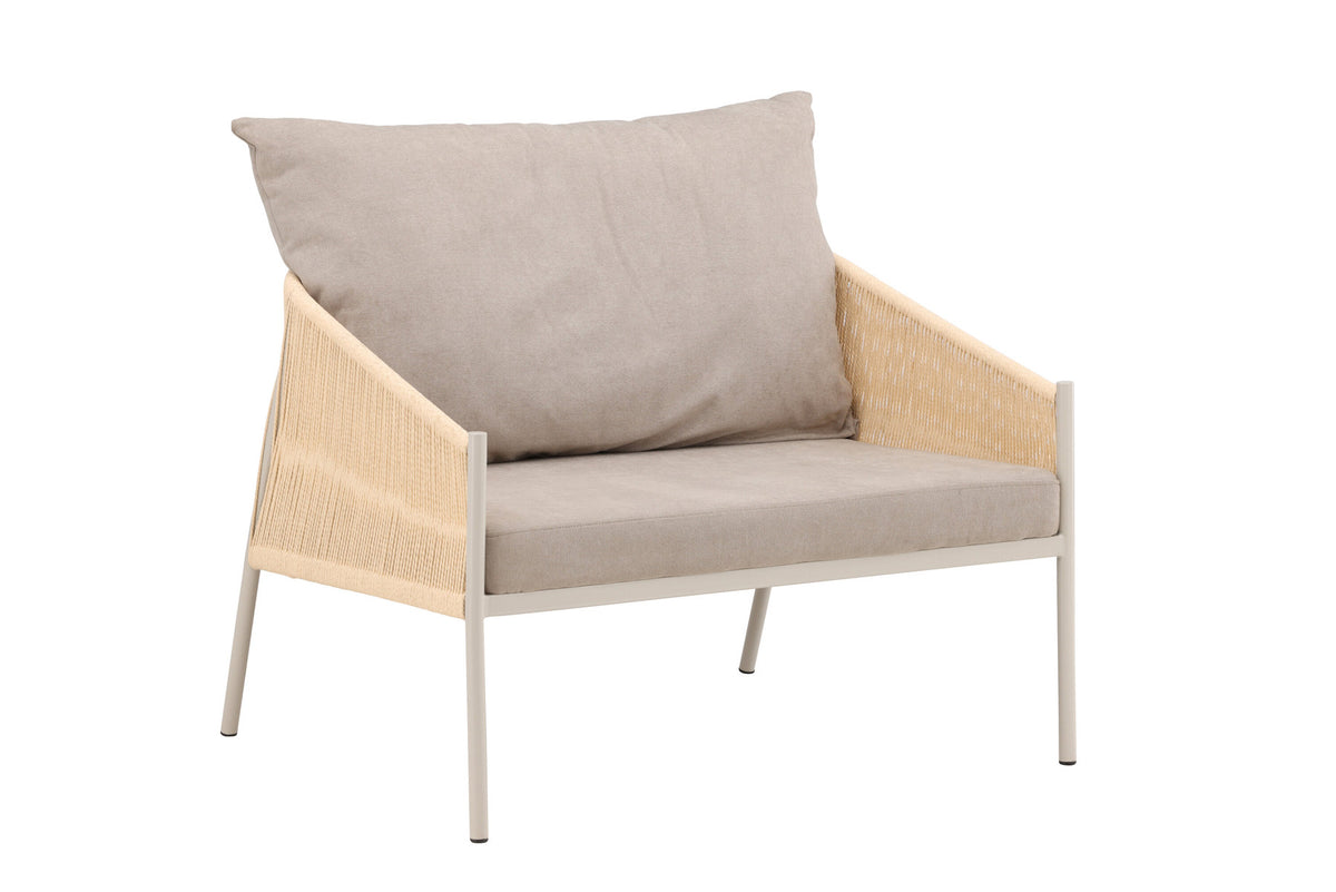 Louie Sessel in Beige präsentiert im Onlineshop von KAQTU Design AG. Sessel mit Armlehnen ist von Vind