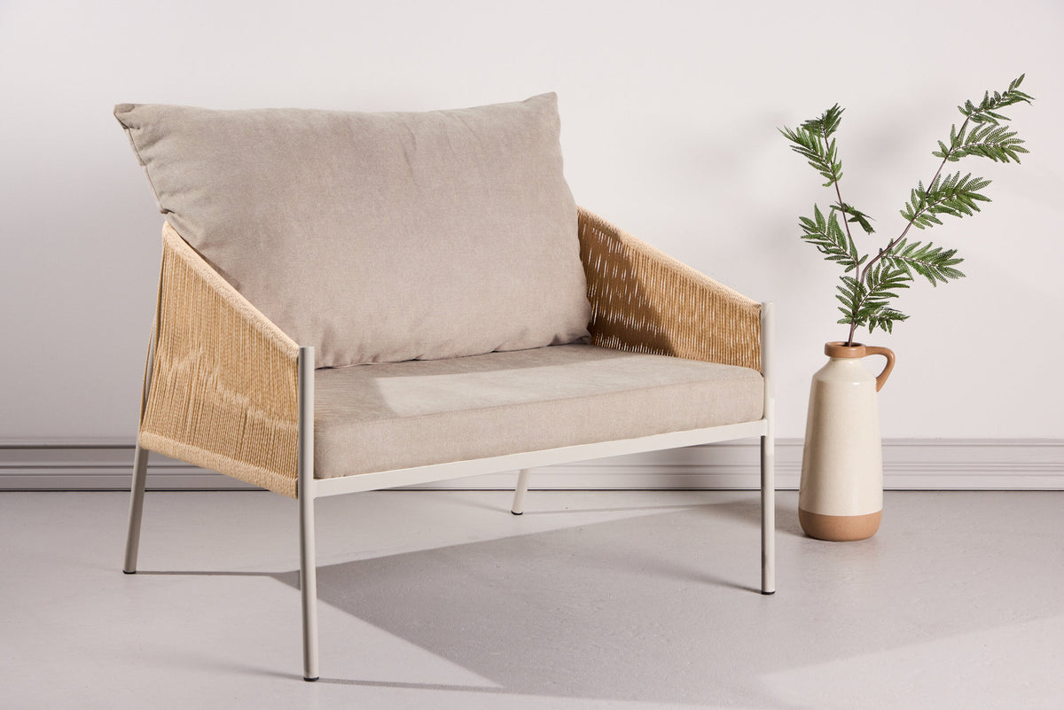 Louie Sessel in Beige präsentiert im Onlineshop von KAQTU Design AG. Sessel mit Armlehnen ist von Vind