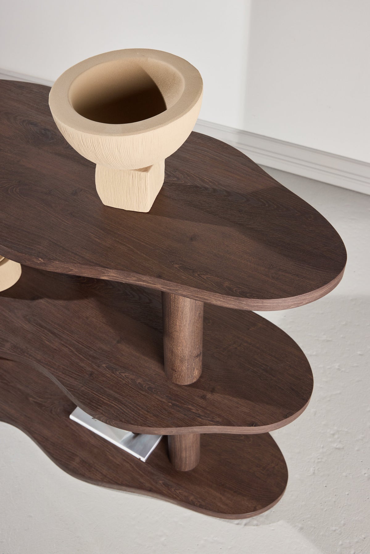 Moln Regal in Mokka präsentiert im Onlineshop von KAQTU Design AG. Standregal ist von Vind