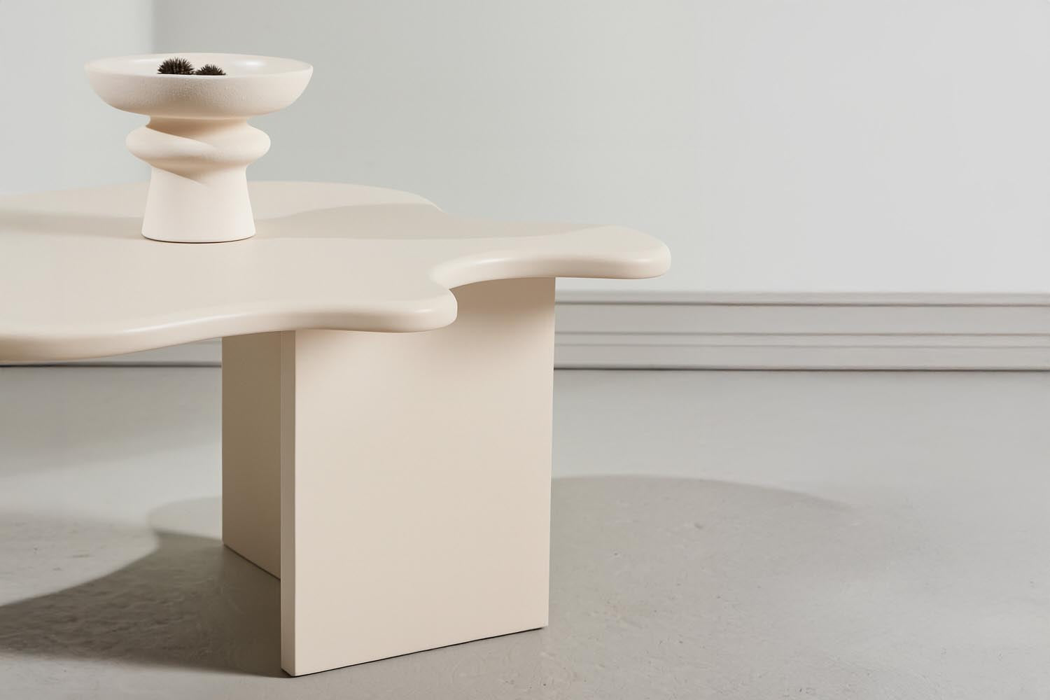 Flower Beistelltisch in Beige präsentiert im Onlineshop von KAQTU Design AG. Beistelltisch ist von Vind