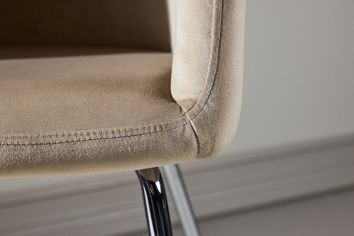 Berit Esszimmerstuhl von Venture Home mit braunem Polyester-Cord-Sitz, schwarzen Stahlbeinen und Armlehnen, modernes schlichtes Design