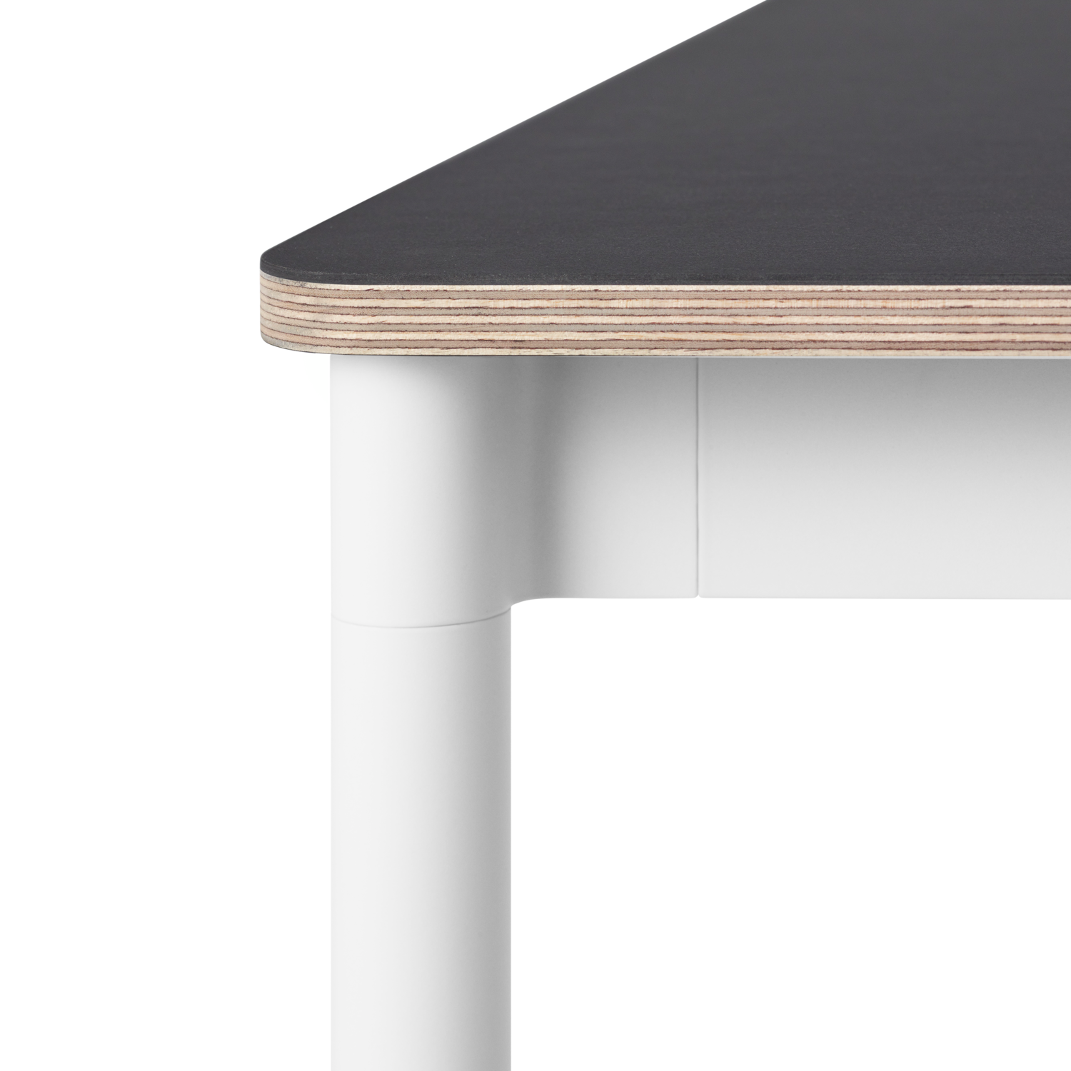 Base Tisch in Schwarz / Weiss präsentiert im Onlineshop von KAQTU Design AG. Schreibtisch ist von Muuto