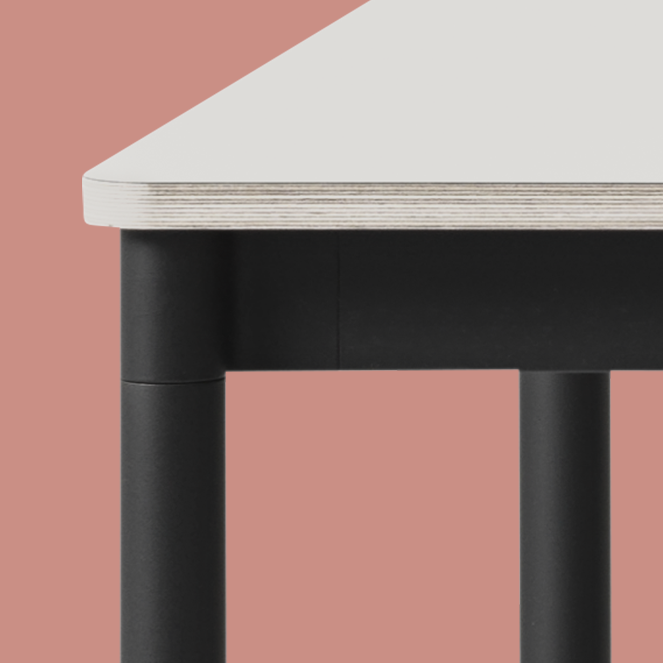Base Tisch Square in Schwarz präsentiert im Onlineshop von KAQTU Design AG. Schreibtisch ist von Muuto