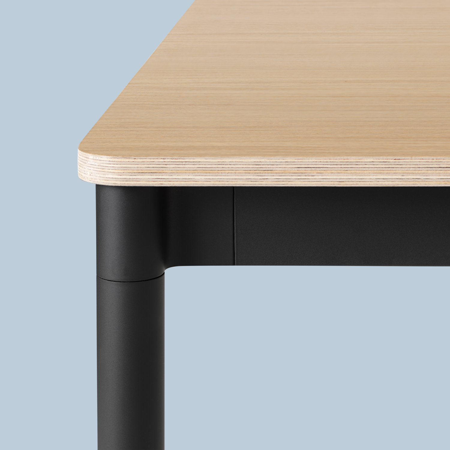 Base Tisch Square in Eiche / Schwarz präsentiert im Onlineshop von KAQTU Design AG. Schreibtisch ist von Muuto
