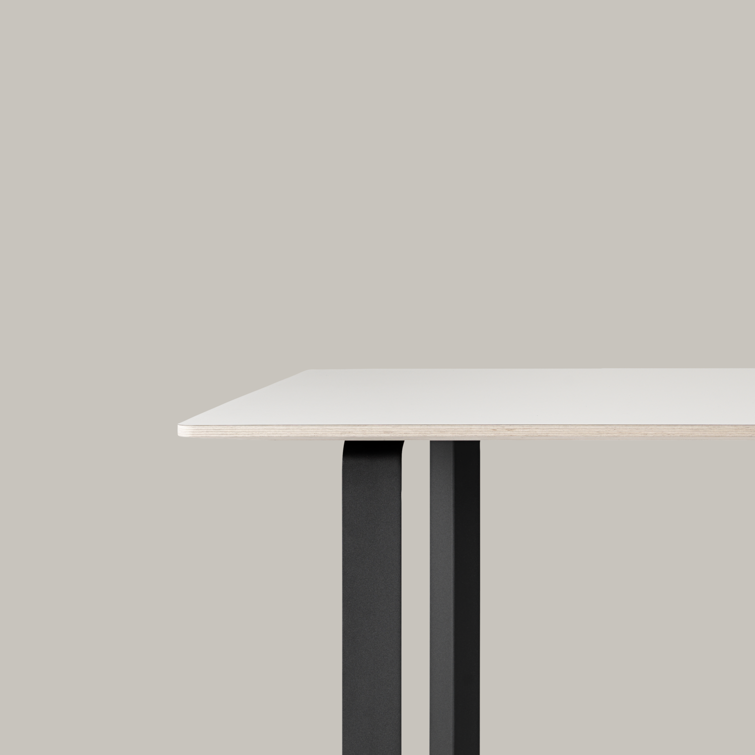 70/70 Tisch in Weiss / Schwarz präsentiert im Onlineshop von KAQTU Design AG. Esstisch ist von Muuto