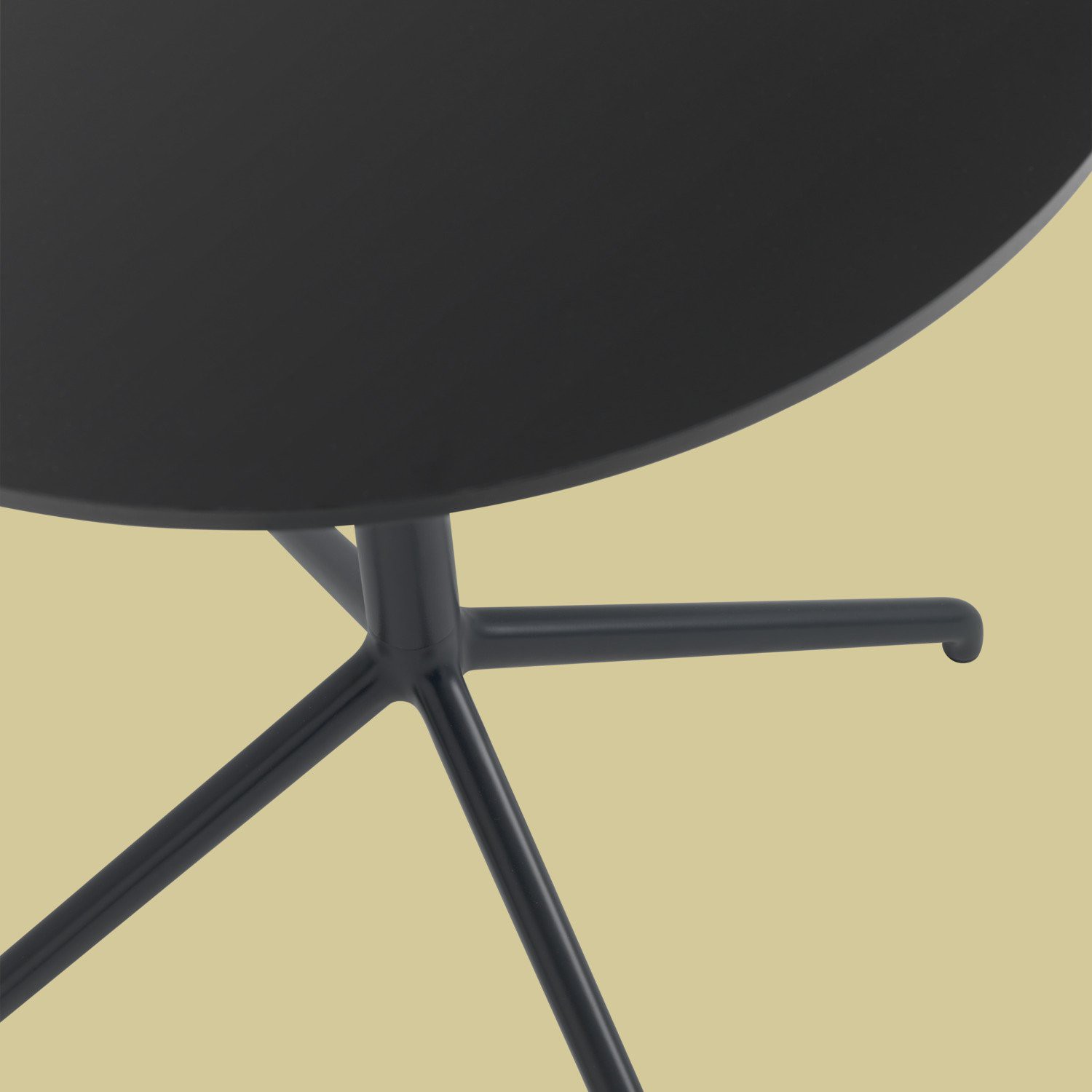 Still Café Tisch rund in Schwarz / Schwarz präsentiert im Onlineshop von KAQTU Design AG. Esstisch ist von Muuto