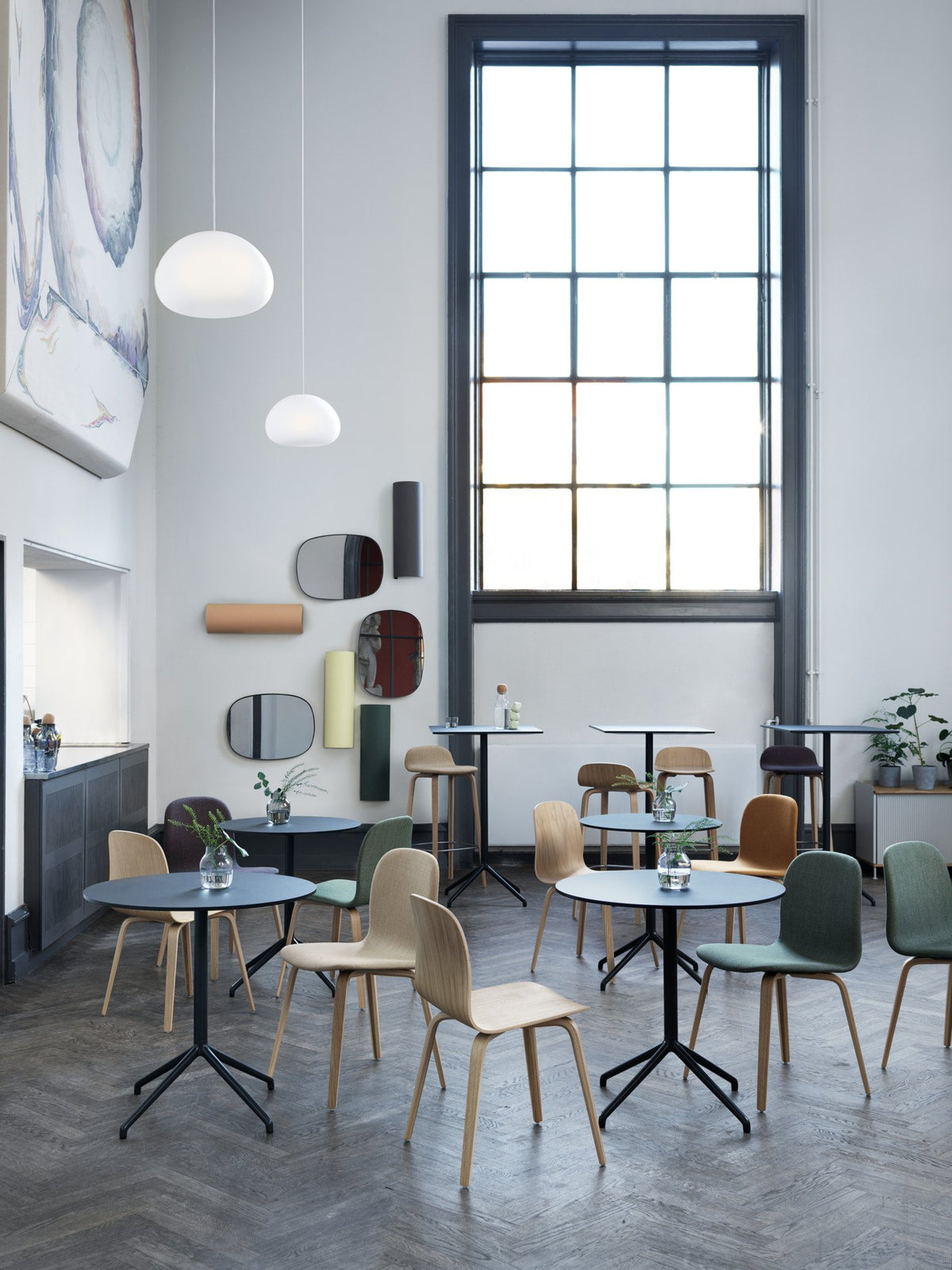 Still Café Bartisch rund in Schwarz / Schwarz präsentiert im Onlineshop von KAQTU Design AG. Hochtisch ist von Muuto
