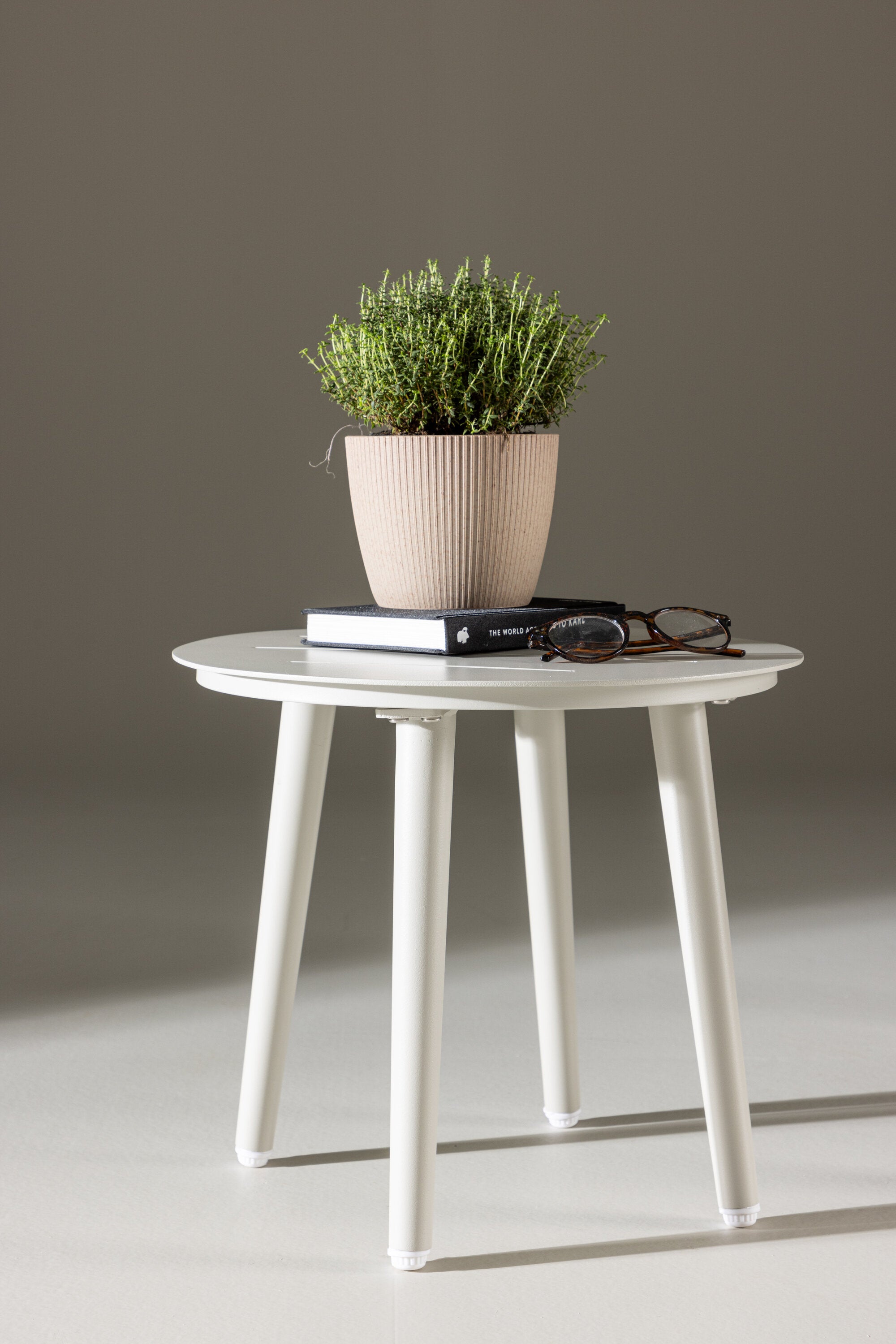 Lina Beistelltisch in Beige präsentiert im Onlineshop von KAQTU Design AG. Beistelltisch Outdoor ist von Venture Home