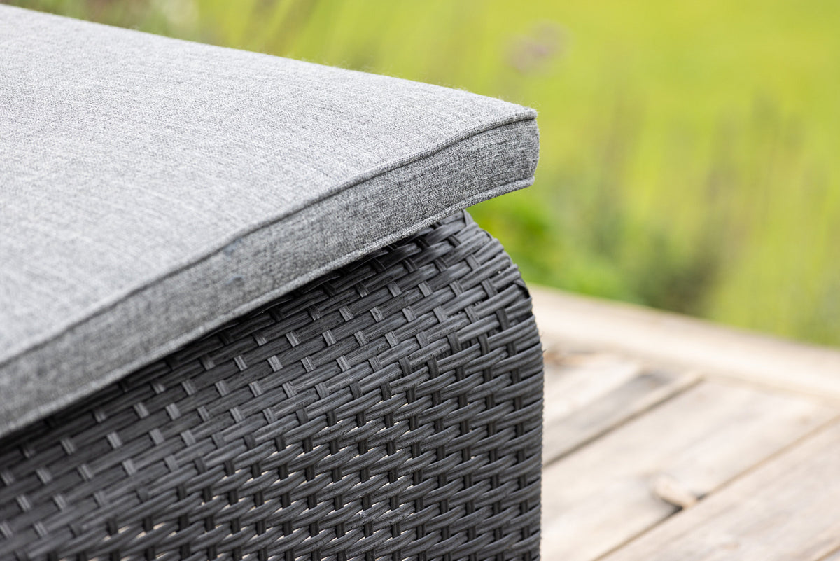 Sonnenliege London von Venture Home in Schwarz mit grauem Kissen und Korbgeflecht