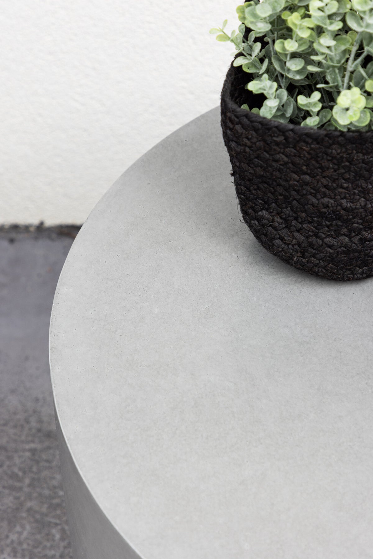 Lissabon Beistelltisch in Grau präsentiert im Onlineshop von KAQTU Design AG. Beistelltisch Outdoor ist von Venture Home