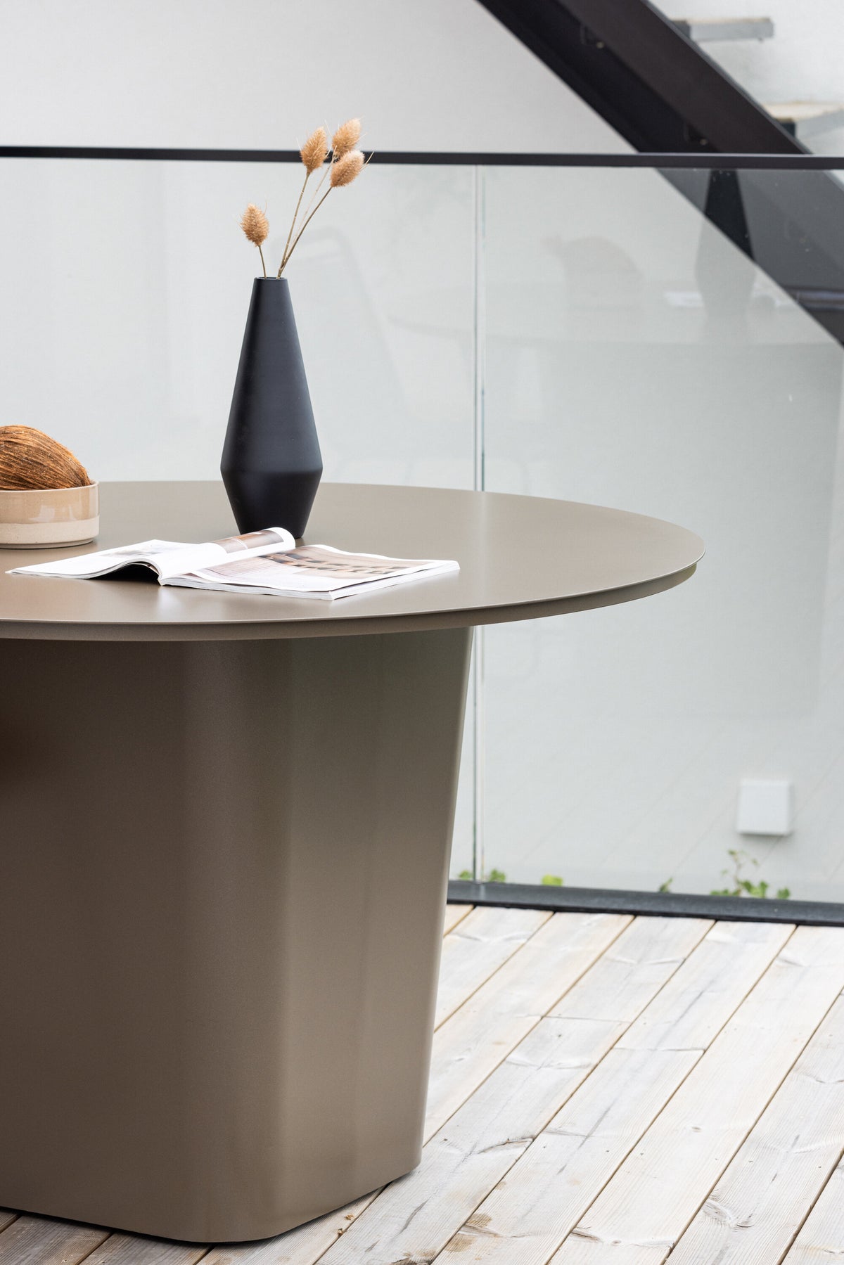 Santa Fe Gartentisch rund in Braun präsentiert im Onlineshop von KAQTU Design AG. Gartentisch ist von Venture Home