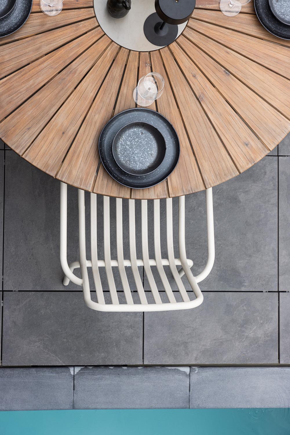 Rosario Gartentisch rund in Braun präsentiert im Onlineshop von KAQTU Design AG. Gartentisch ist von Venture Home
