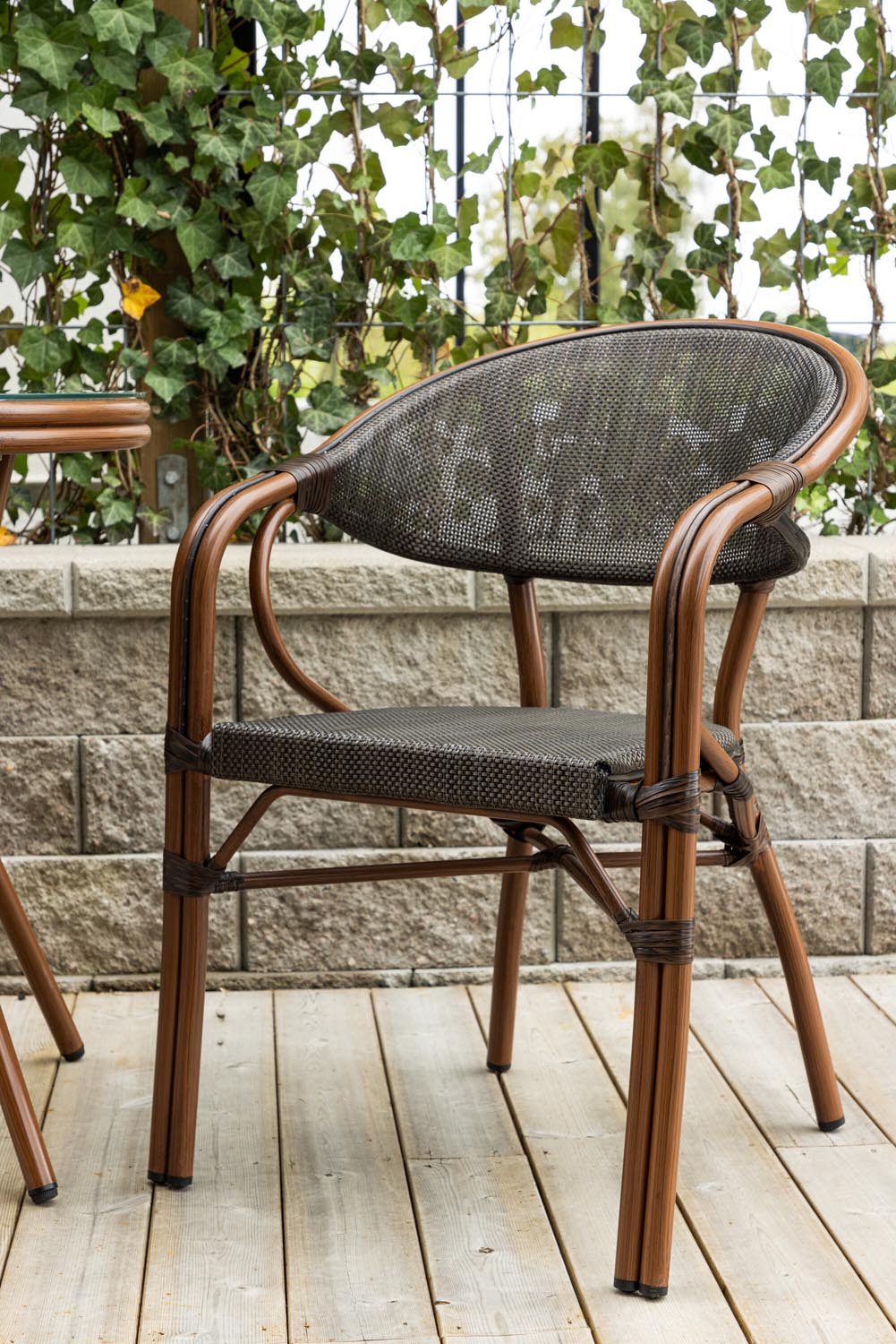 Vila Cafe Stuhl in Schwarz Braun präsentiert im Onlineshop von KAQTU Design AG. Gartenstuhl mit Armlehnen ist von Venture Home