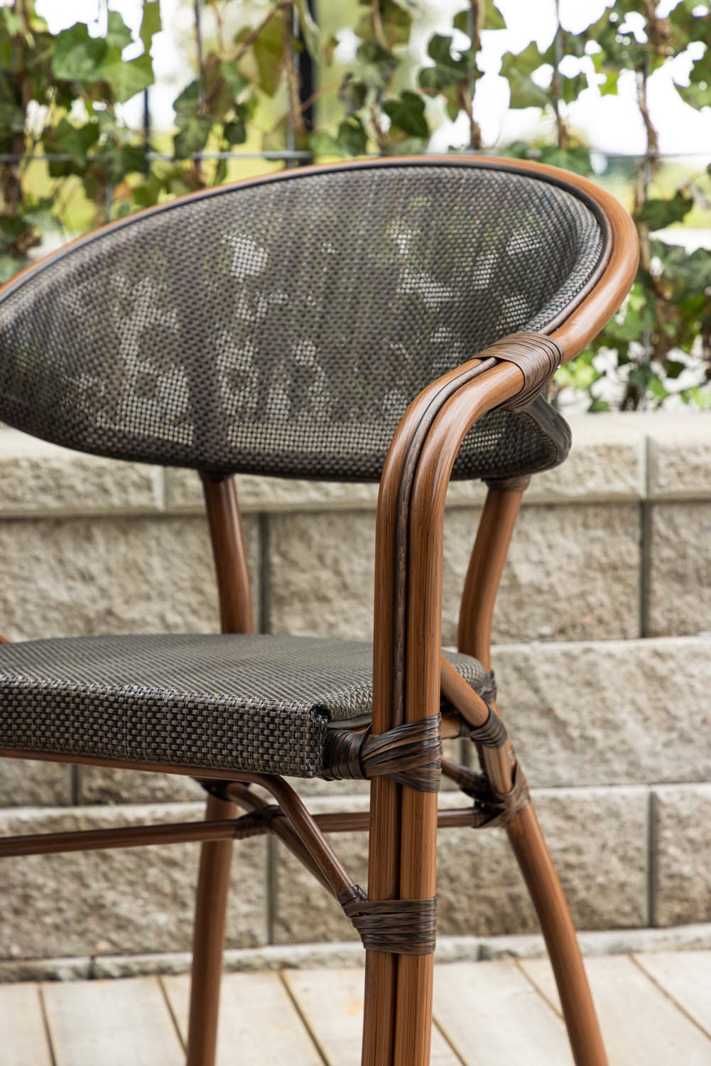Vila Cafe Stuhl in Schwarz Braun präsentiert im Onlineshop von KAQTU Design AG. Gartenstuhl mit Armlehnen ist von Venture Home